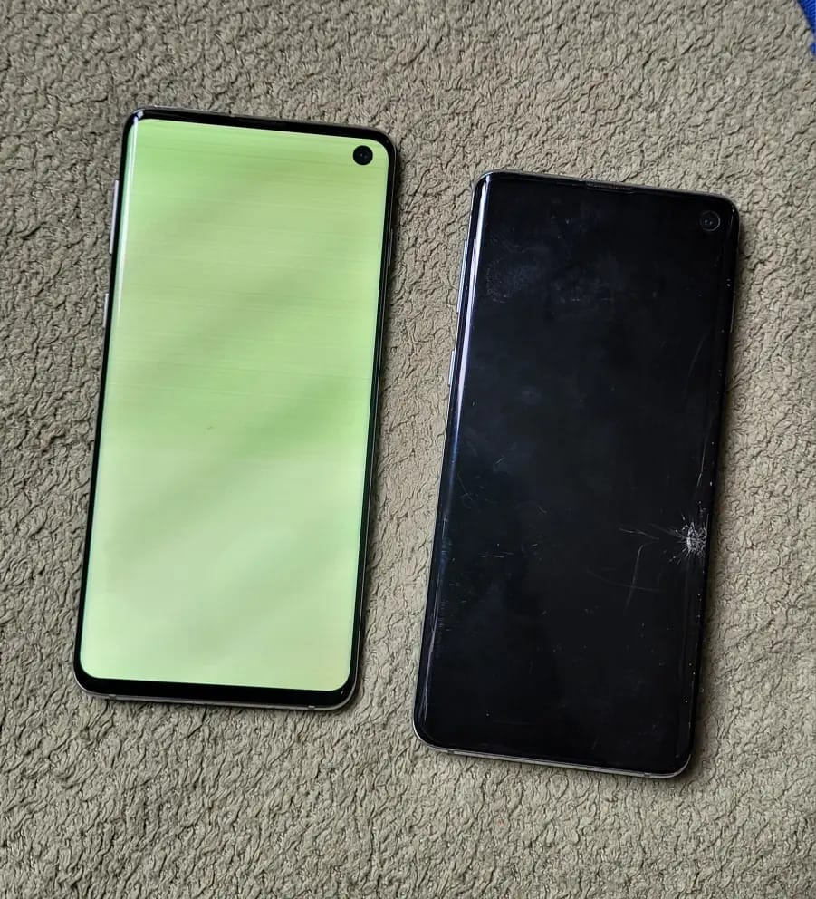 Com 2 Celulares Samsung Galaxy S10 (peças) Cor Preto